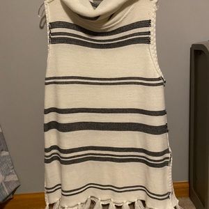 Turtleneck, sleeveless vest type top! Size M-L!